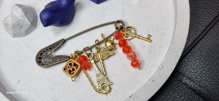 سنجاق سینه و لباس برج ایفل