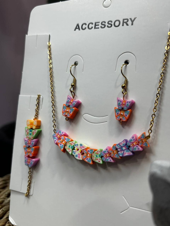 ست دخترانه گردنبند و گوشواره و دستبند فیمو رنگی و زنجیر استیل