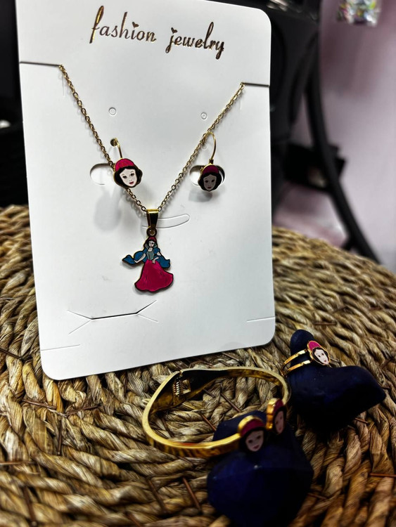 ست دخترانه گردنبند و گوشواره و بنگل و انگشتر استیل طلایی سفید برفی