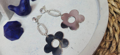 گوشواره نگین دار میخی نقره ای اویز گل