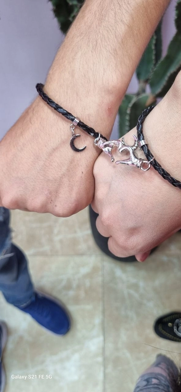 دستبند چرم اویز مگنتی