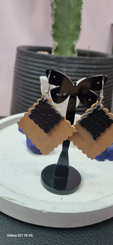 گوشواره چرم با اویز استیل