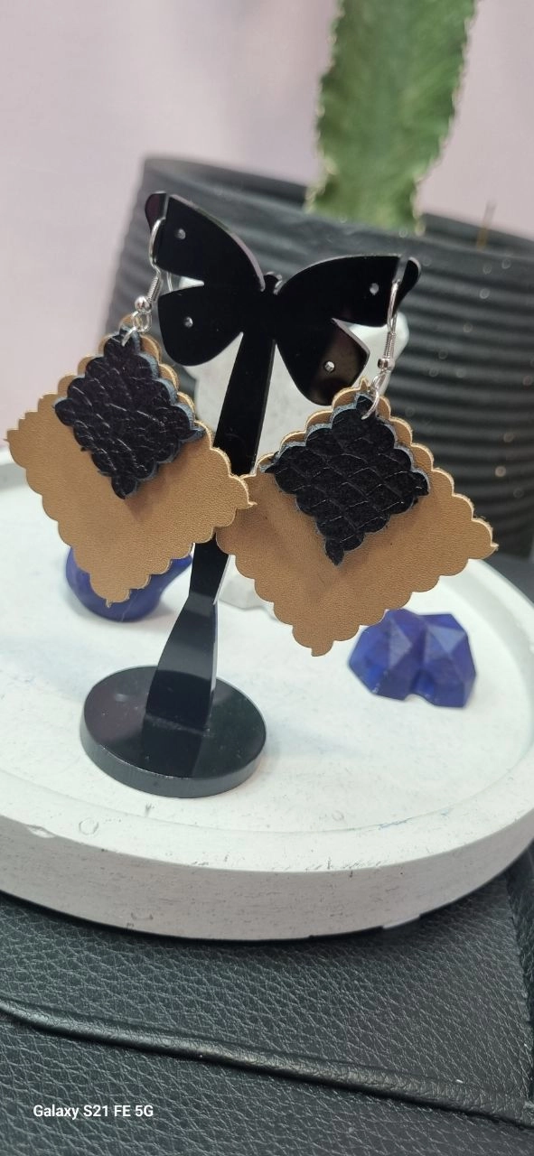 گوشواره چرم با اویز استیل