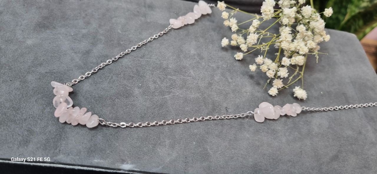 گردنبند استیل نقره ای رو مانتویی سنگ طبیعی رز کوارتز