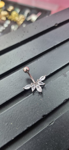 پرسینگ ناف نگین دار اروپایی